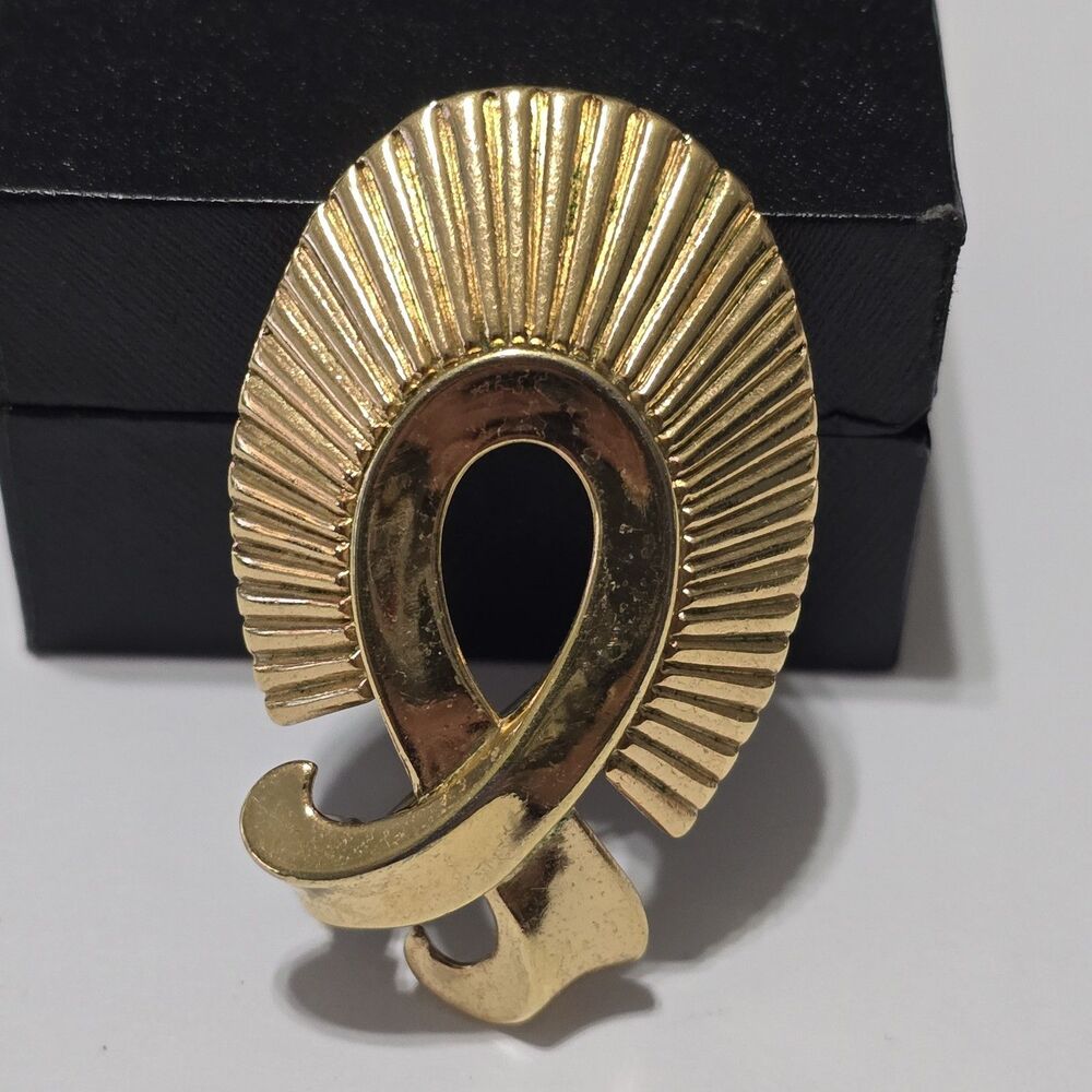 Vintage TRIFARI Gold Tone Abstract Ribbon Fan Brooch Pin Mid Century Modernist